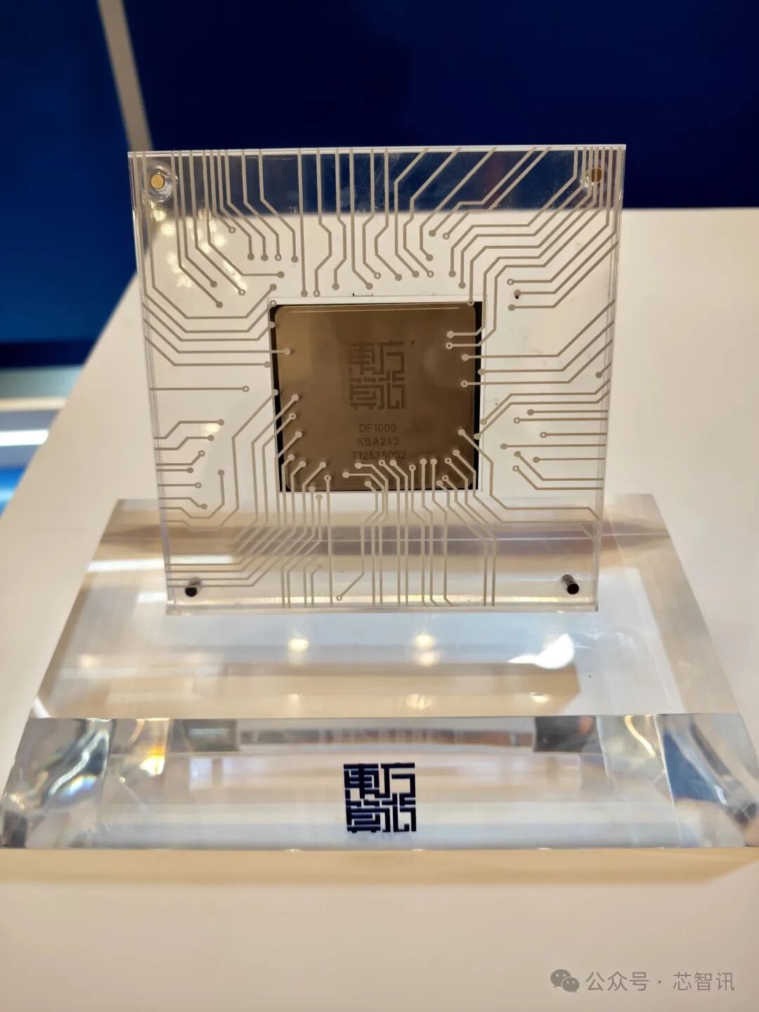 Gros plan d'une puce DF1000 dans un module transparent, présentée sur un support avec un logo.