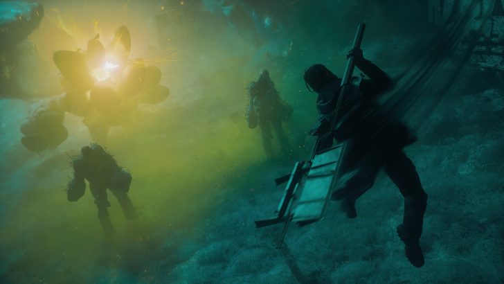 Personnages en combat dans un paysage brumeux et étranger, illuminés par une explosion lumineuse.
