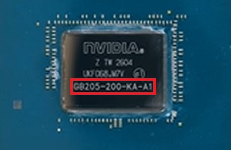 Gros plan sur une puce NVIDIA avec la référence GB205-200-KA-A1 gravée, montée sur un circuit imprimé.