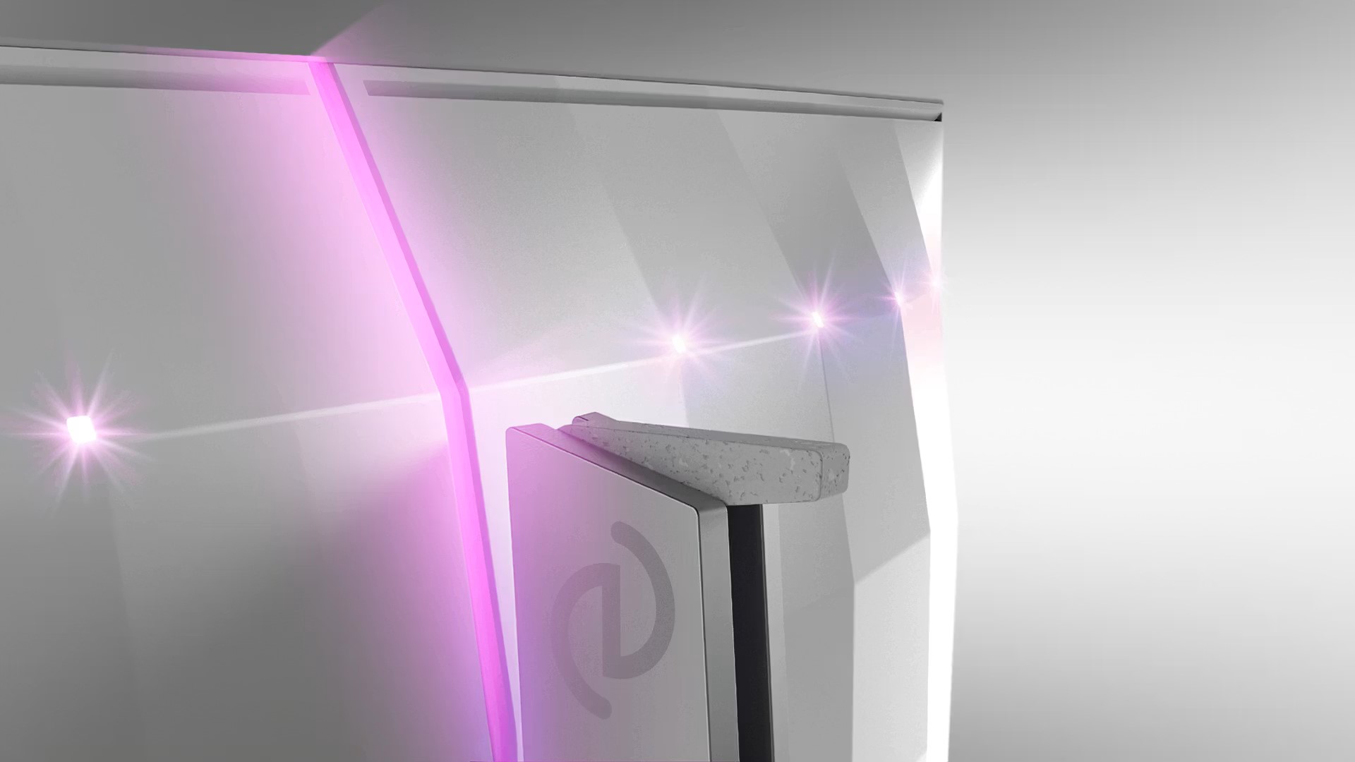 Détail du boîtier argenté avec des accents lumineux LED roses et un logo en forme de flèche circulaire.