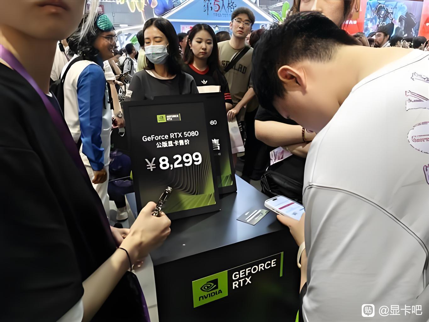 Foule regardant un affichage NVIDIA GeForce RTX 5080 montrant un prix de ￥8,299 lors d'un événement.
