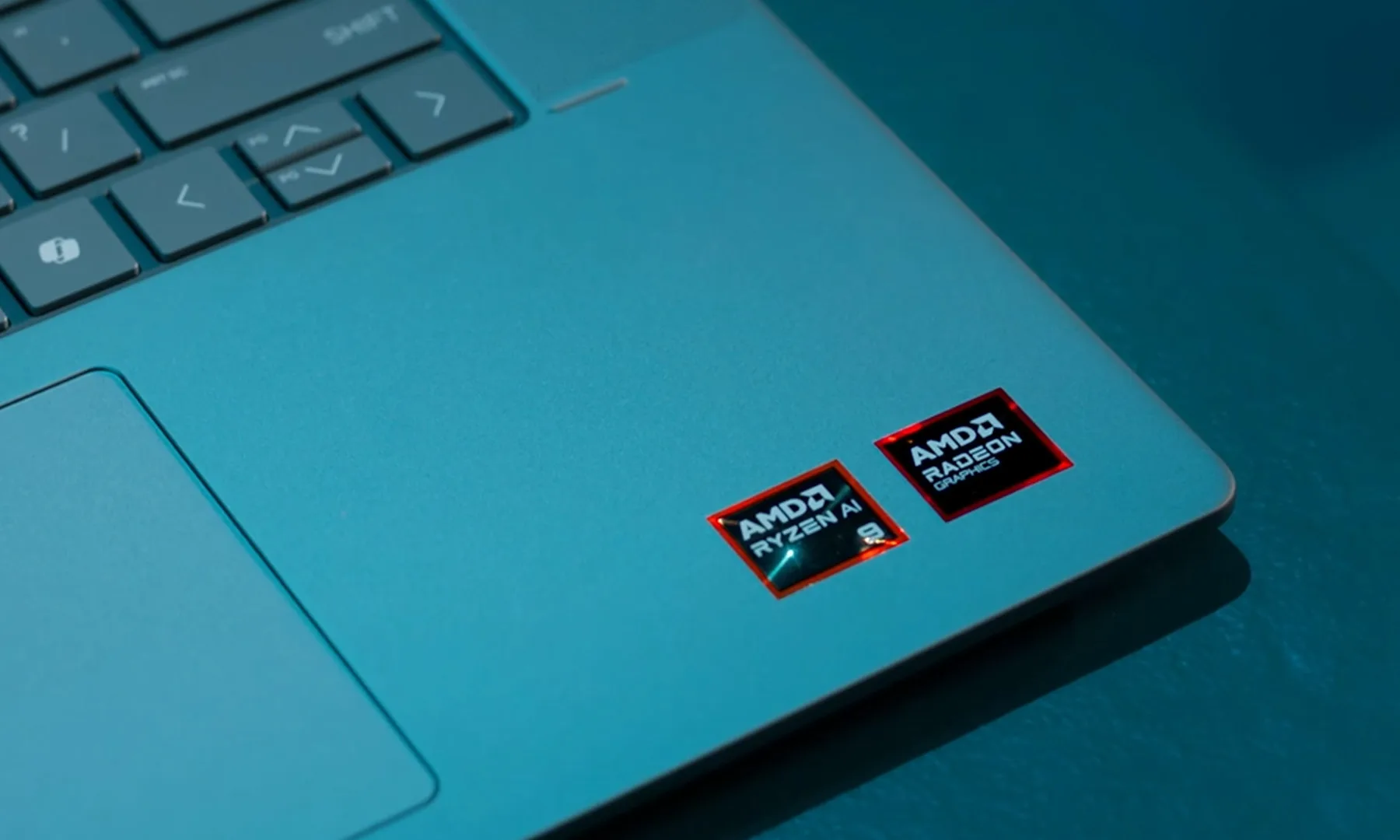 Autocollants AMD Ryzen et AMD Radeon sur un PC portable