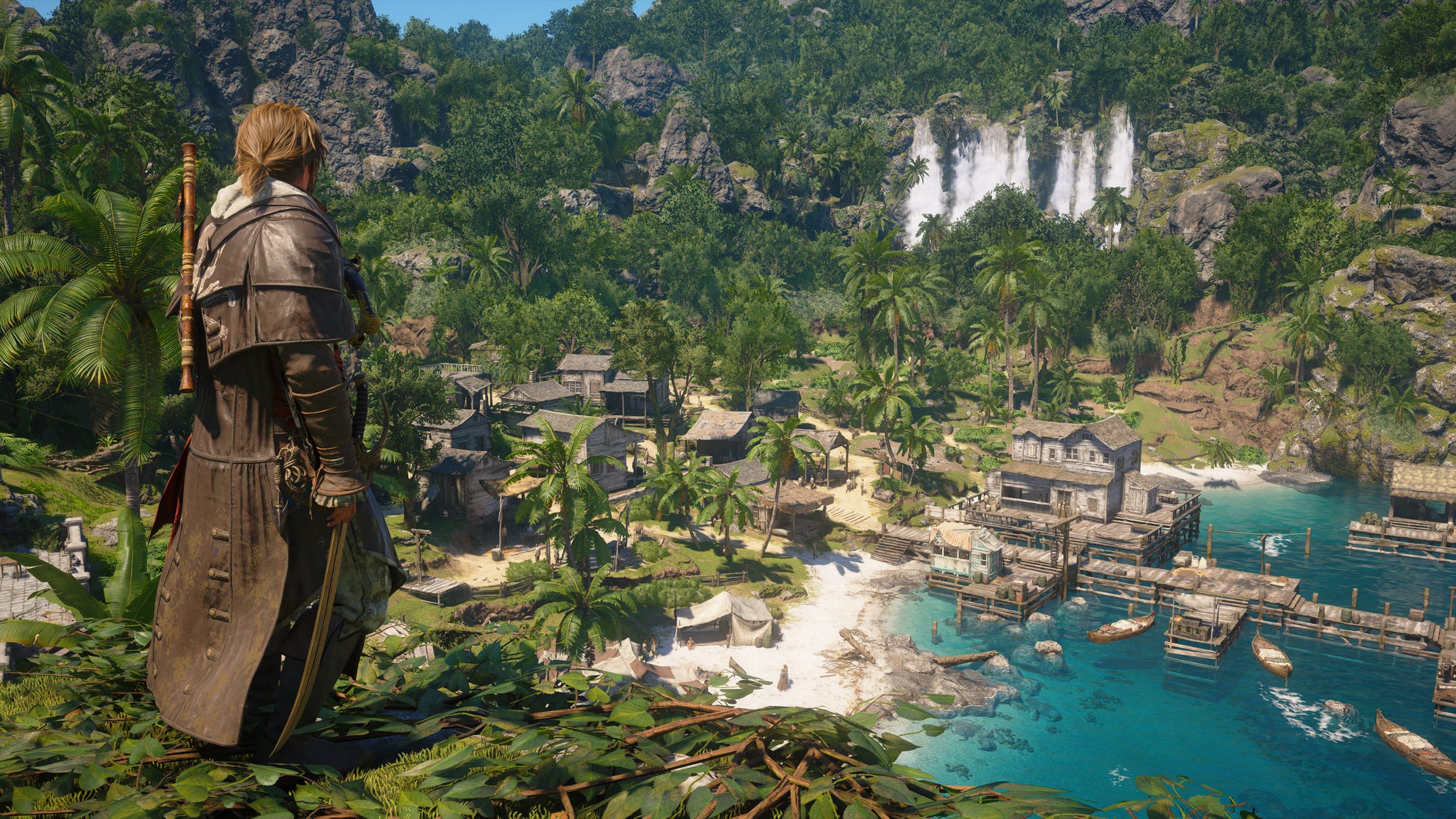 Un personnage d'Assassin's Creed IV: Black Flag observe un village tropical détaillé près de la côte.