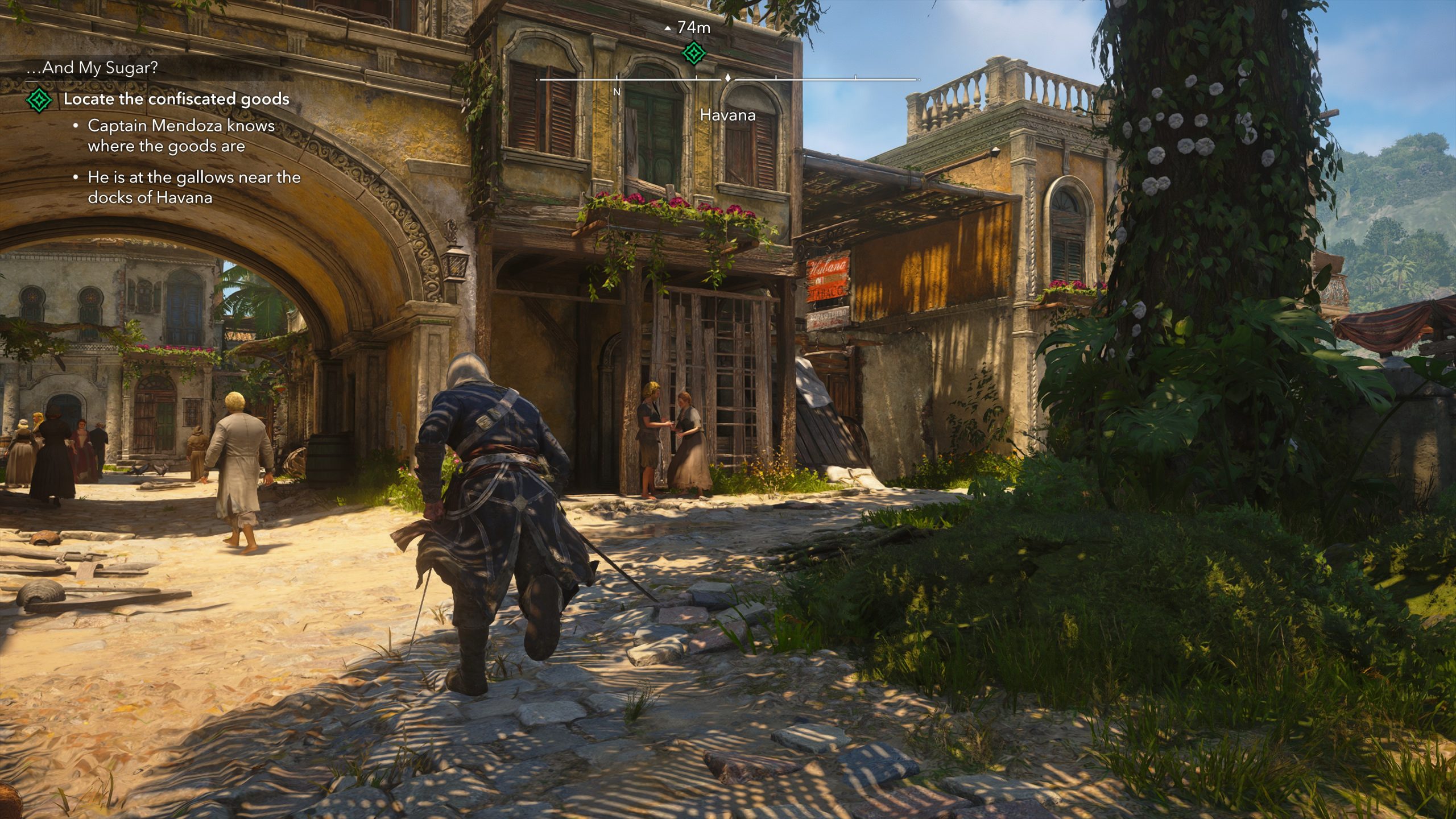 Un personnage d'Assassin's Creed IV: Black Flag s'approche furtivement d'une foule à La Havane avec l'objectif 'Localiser les marchandises confisquées' affiché.