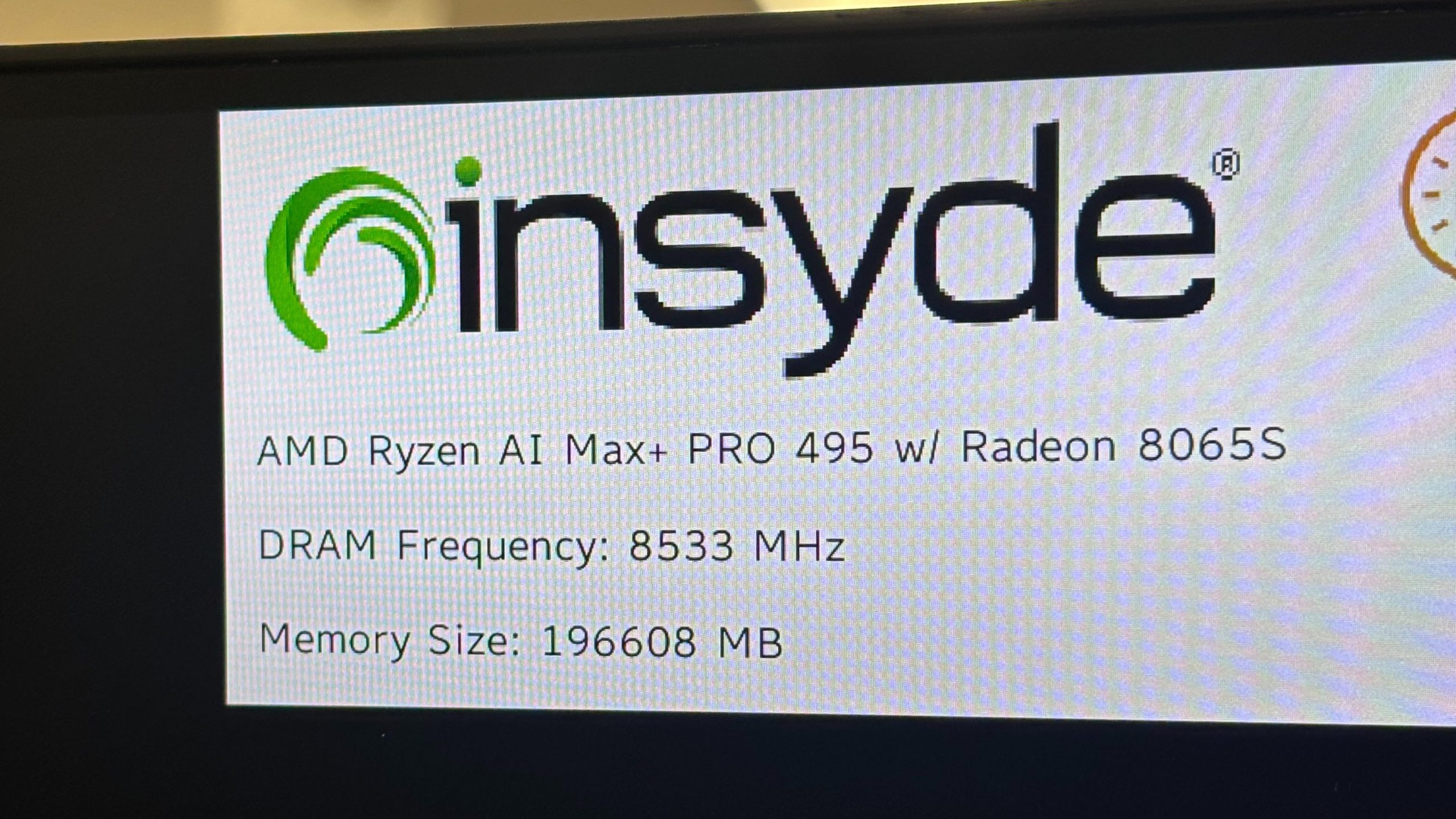 Écran affichant les spécifications, dont AMD Ryzen AI Max+ PRO 495, Radeon 8065S, fréquence DRAM 8533 MHz, et mémoire de 196608 Mo.