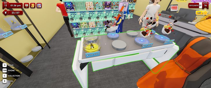 Une machine à capsule virtuelle dans un jeu affiche différents articles avec des étiquettes de prix '¥1,300' et '¥110,000'. L'interface montre des commandes 'MOVE', 'PHONE', 'COLLECTION', et 'TOOL'.