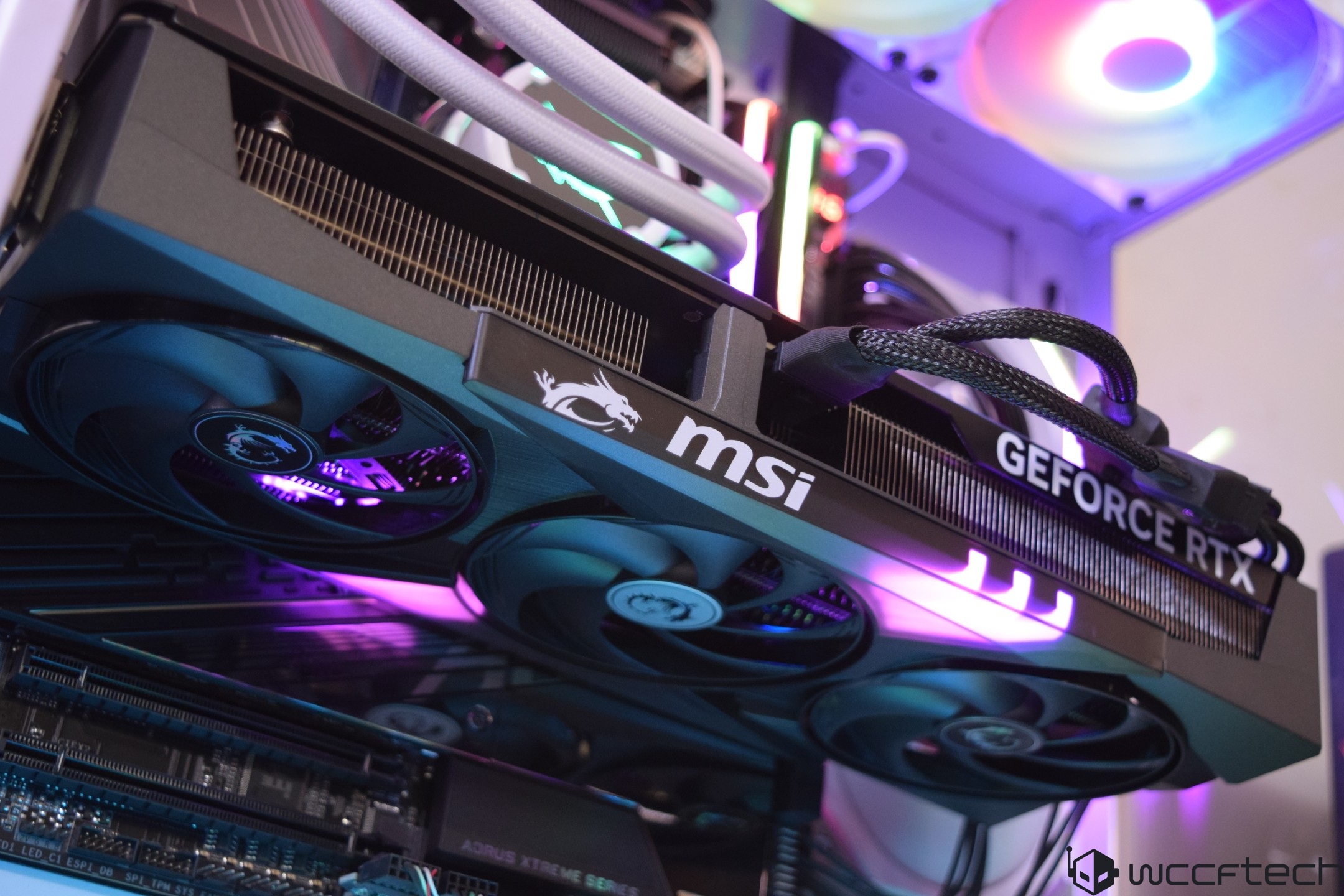 Une carte graphique MSI GeForce RTX installée dans un PC avec un éclairage RGB