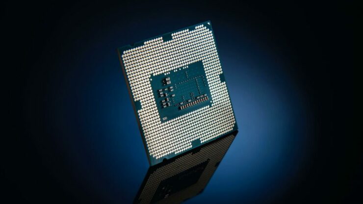 Différents processeurs Intel de bureau posés sur une table.