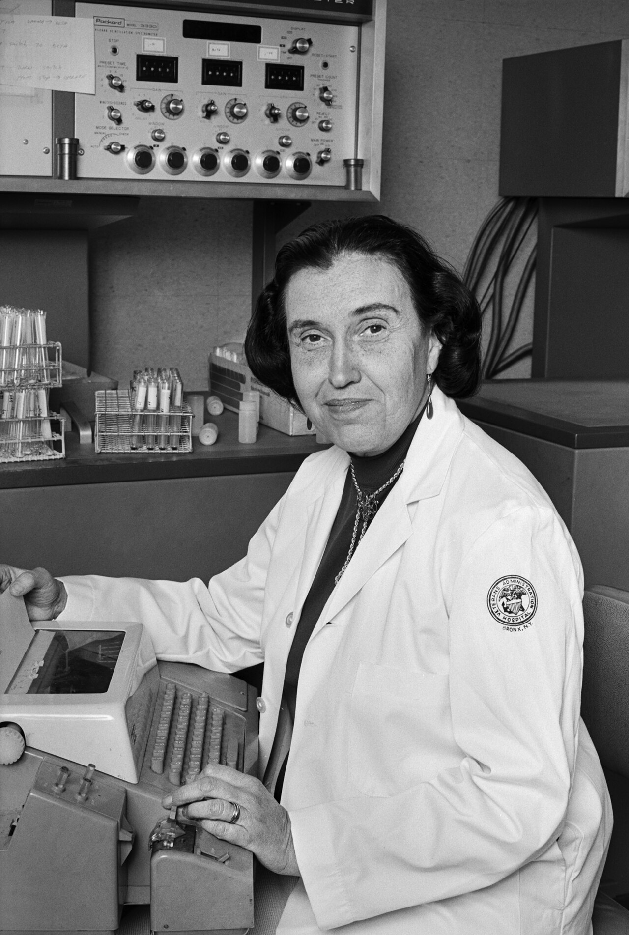 Portrait de Rosalyn Sussman Yalow en blouse de laboratoire.