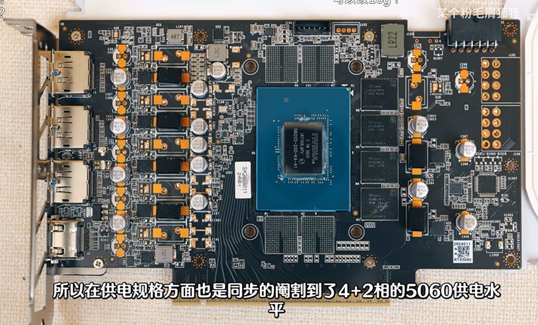 Une carte graphique NVIDIA, vue de près sur sa carte mère, montrant ses composants électroniques.