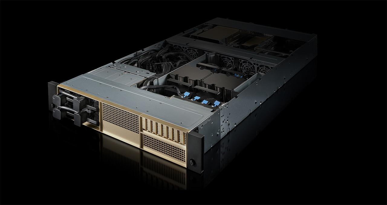 Unité serveur NVIDIA avec des ventilateurs et une gestion des câbles visibles, sur fond noir.