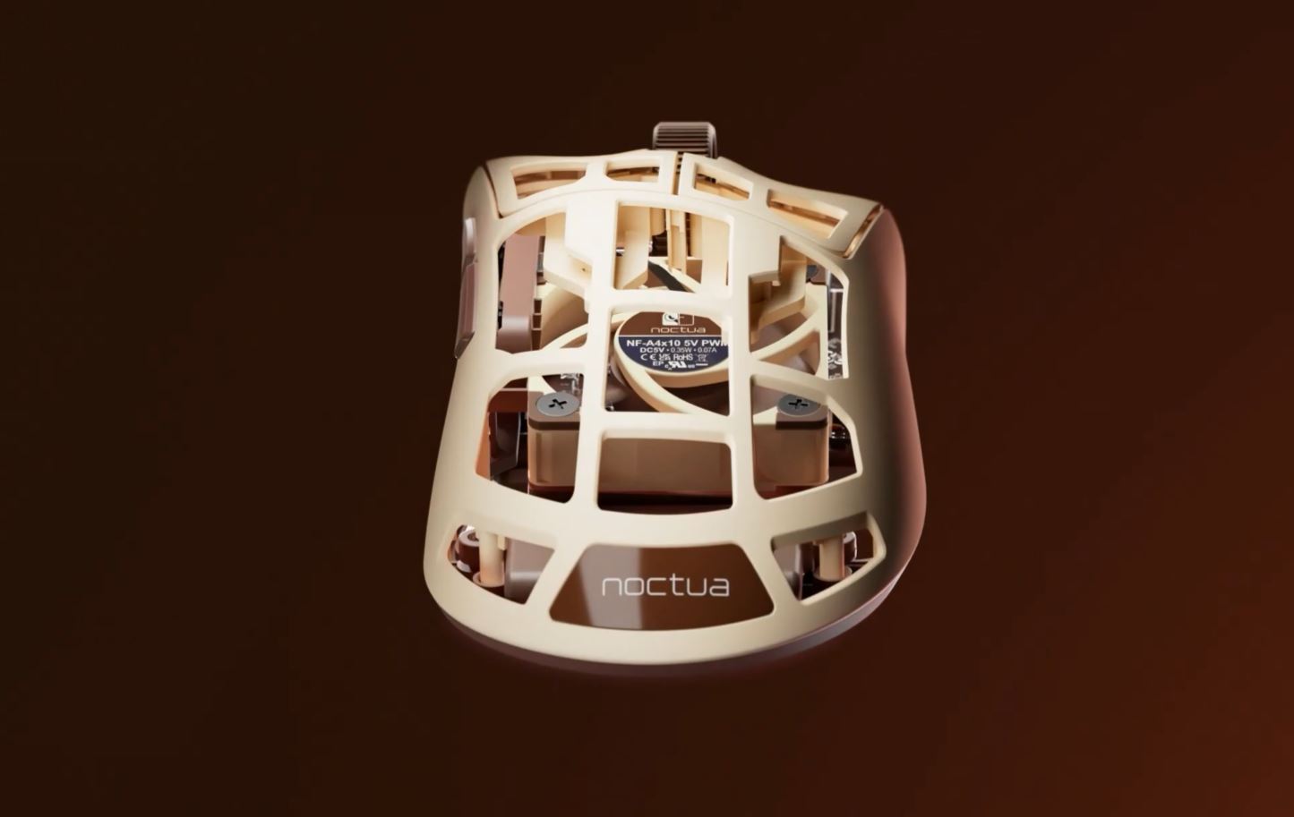 Une souris de jeu couleur beige de la marque Glorious, modifiée avec un ventilateur de refroidissement Noctua NF-A4x10 intégré.