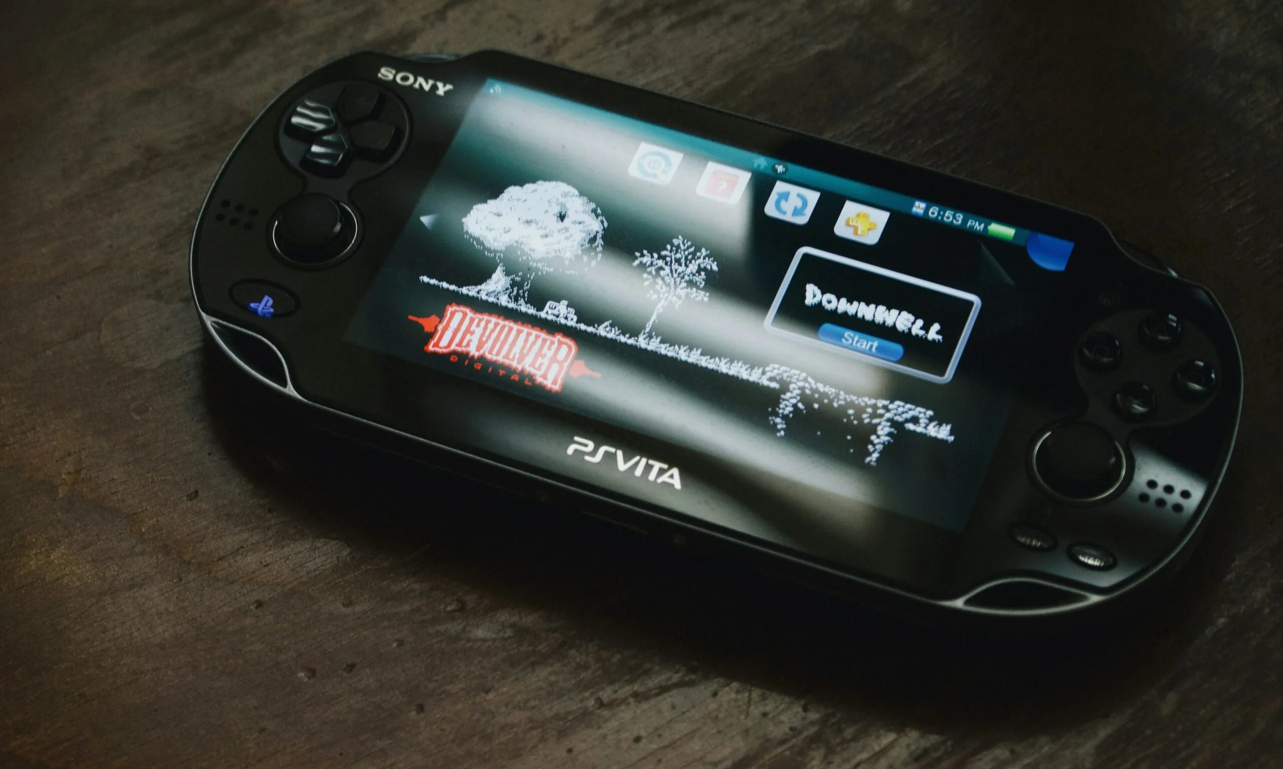 Console Sony PS Vita sur une surface en bois
