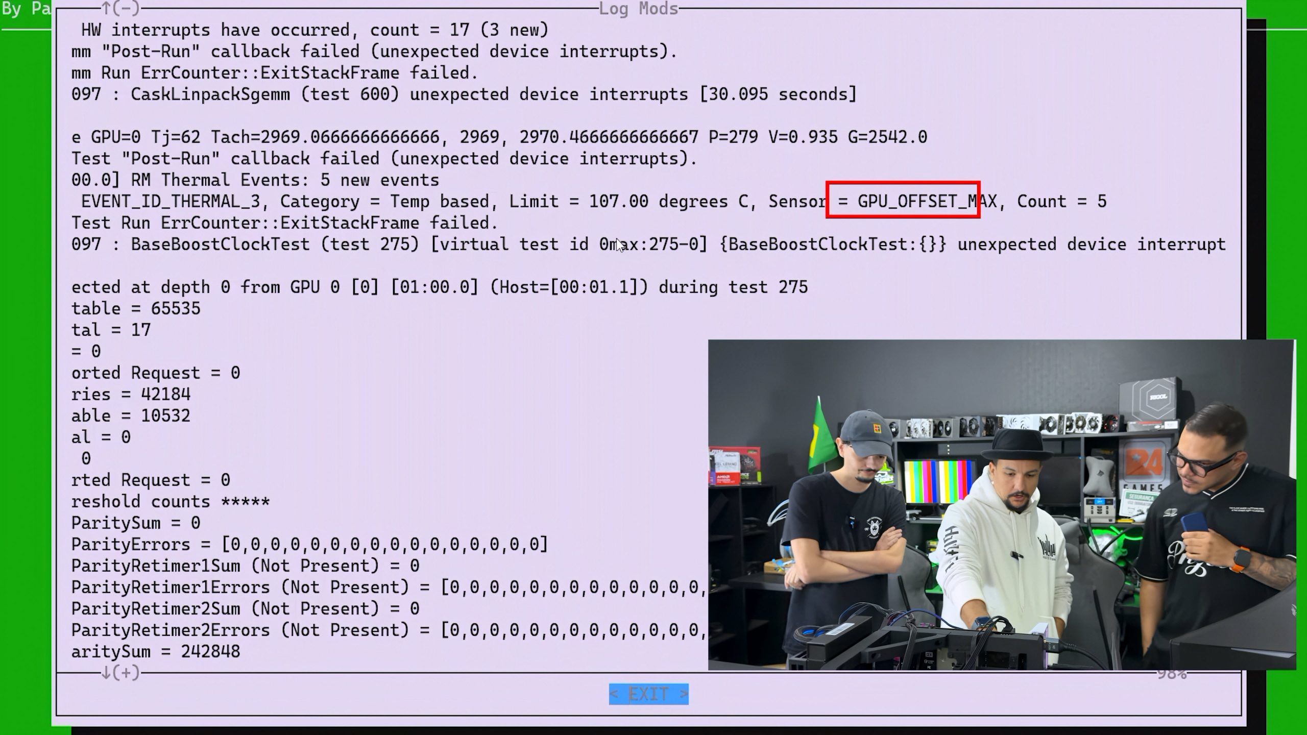 Un écran d'ordinateur affiche du texte de diagnostic avec une section 'GPU_OFFSET_MAX' en surbrillance, accompagné de trois personnes examinant du matériel dans une salle technique.