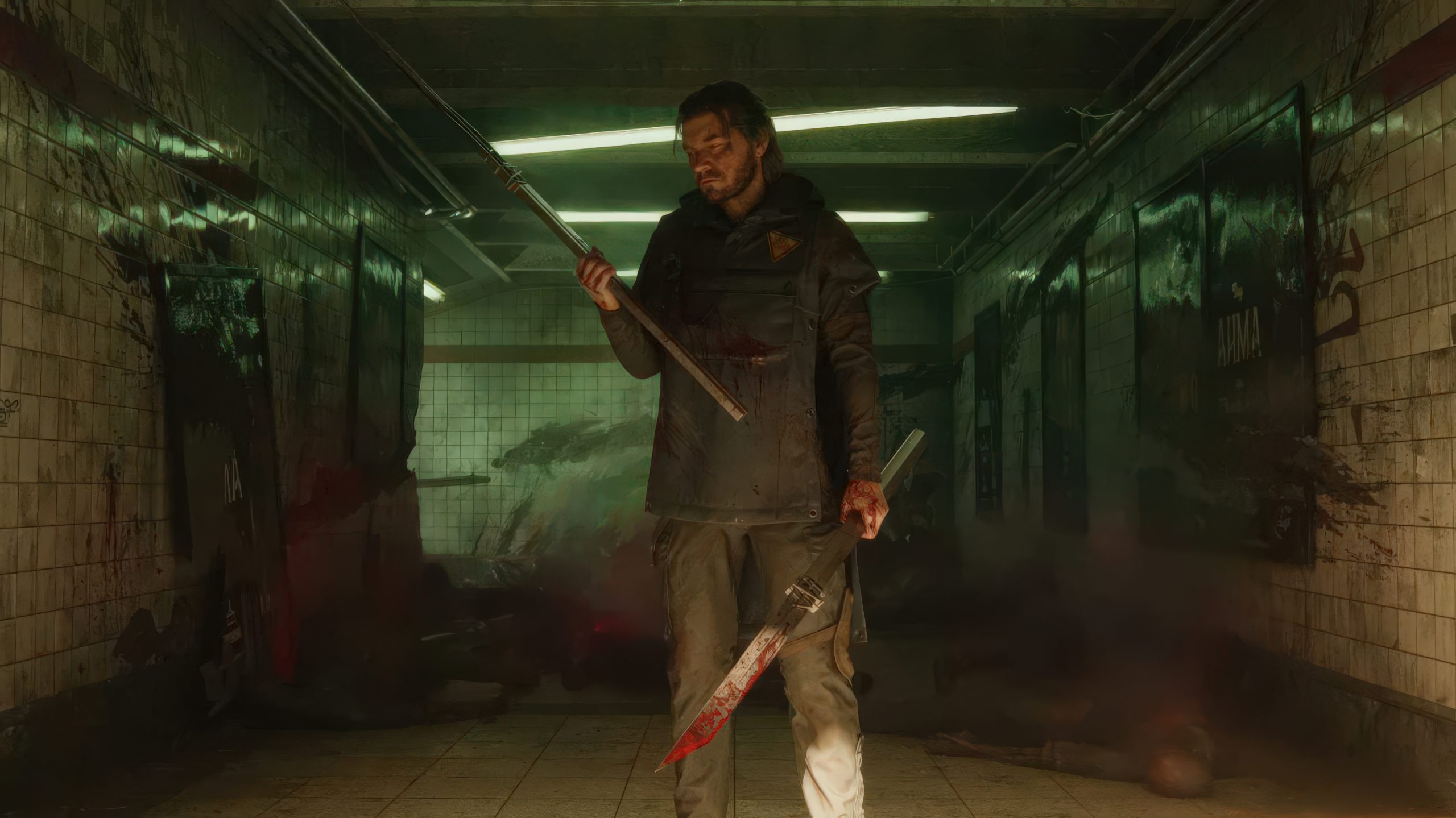Jesse Faden dans un corridor sombre, tenant une épée sanglante et une lance, avec des affiches 'ANIMA' sur les murs.