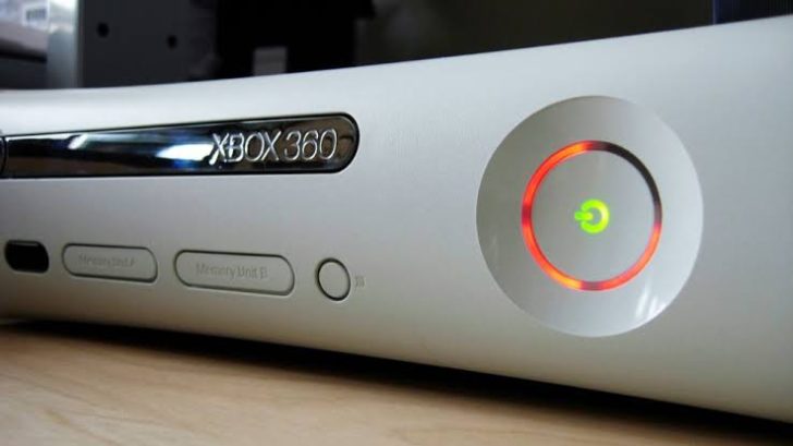Une Xbox 360 affichant l'anneau lumineux rouge signalant une panne.
