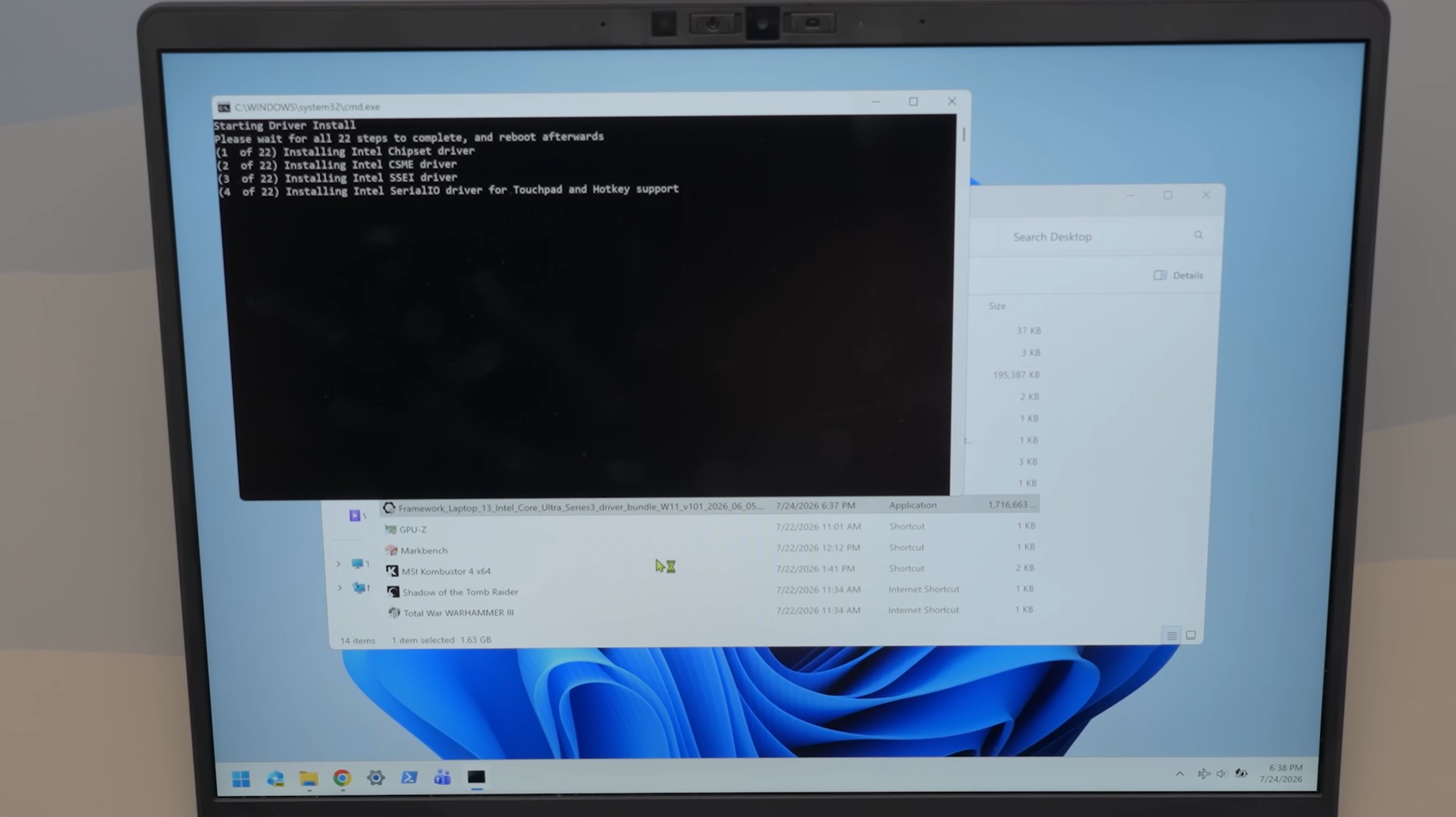 Un écran d'ordinateur portable affiche une invite de commande installant des pilotes avec le texte 'Starting Driver Install' et listant les étapes, à côté d'une fenêtre de l'explorateur de fichiers montrant un bundle de pilotes nommé Framework_Laptop_13_Intel_Core_Ultra_Series3_driver_bundle_W11_2026.