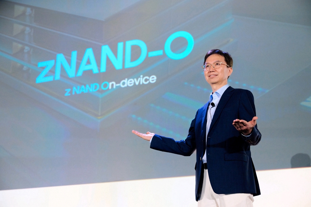 Un présentateur se tient devant un slide affichant 'zNAND-O' et 'z NAND On-device'.