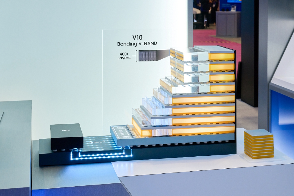 Un modèle présentant le V10 Bonding V-NAND de Samsung avec '400+ Layers' exposé sur un comptoir.