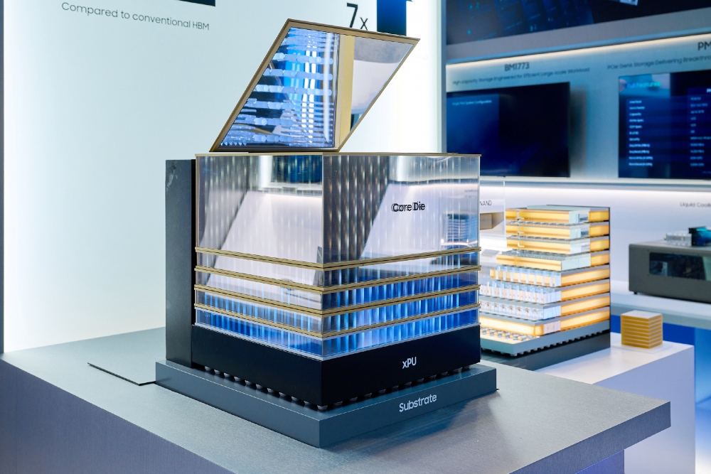 Gros plan sur un modèle de packaging 3D Intel montrant les composants étiquetés 'Core Die', 'xPU' et 'Substrate' sur un fond d'exposition.