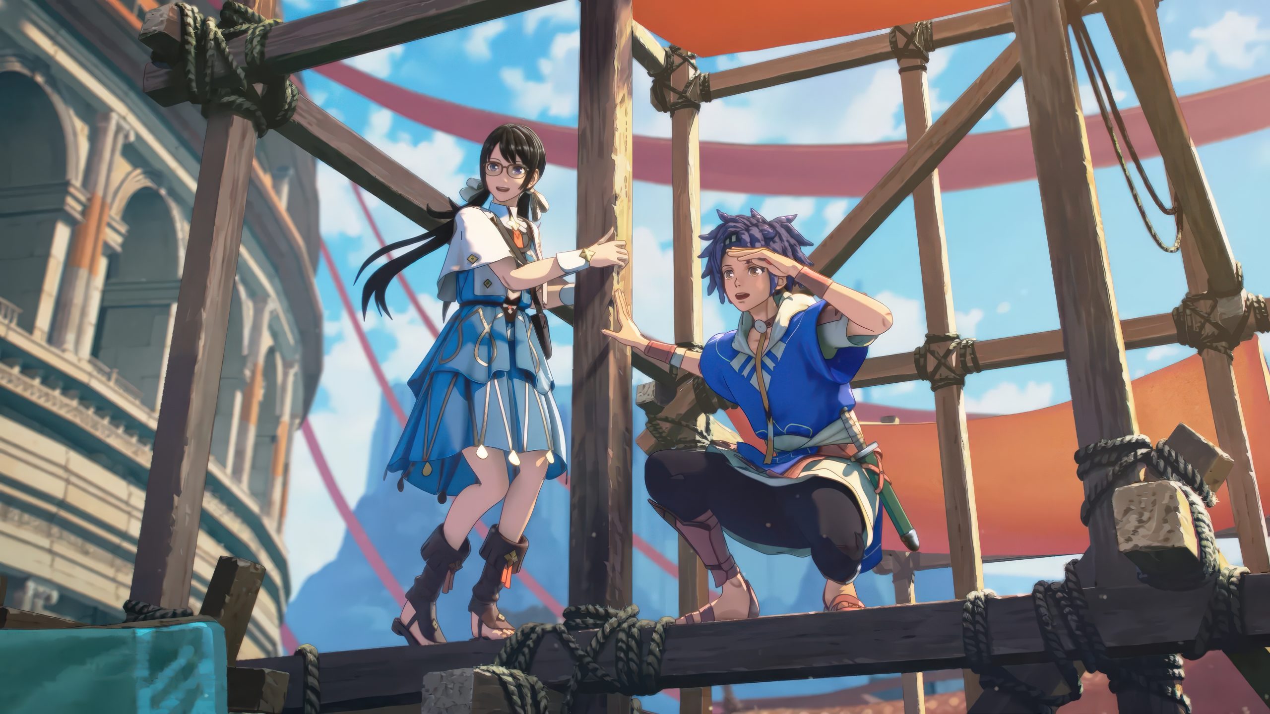 Deux personnages d'anime en tenues colorées se tiennent sur une structure en bois, l'un regardant au loin tandis que l'autre s'appuie contre un poteau, avec en arrière-plan un grand bâtiment de style ancien et des bannières orange vif.