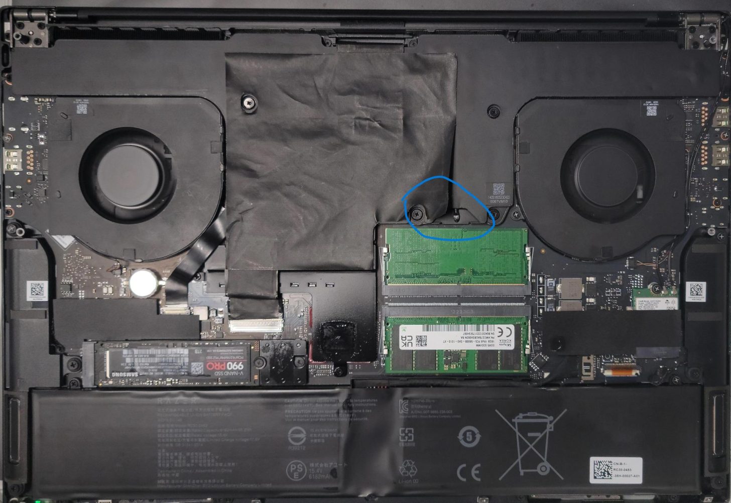 Un propriétaire de Razer Blade 18 montre comment sa chambre à vapeur est tombée en panne
