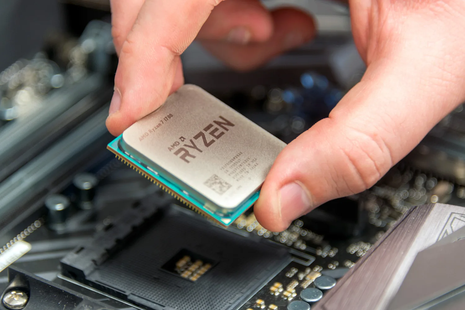 Processeur AMD Ryzen 7 1700 dans une main