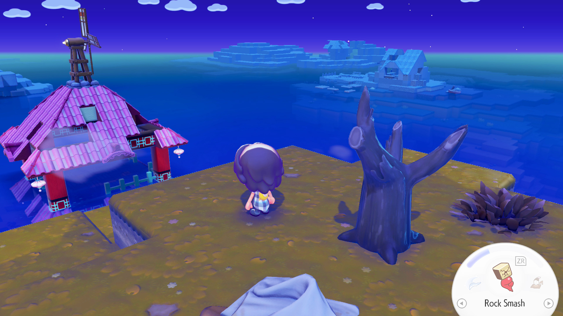 Un personnage de 'Fae Farm' se tient sur une falaise surplombant une maison au toit rose avec un moulin au bord de la mer, avec une invite affichant l'action 'Rock Smash'.
