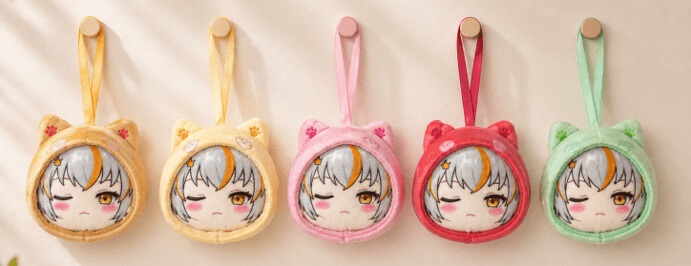 Cinq peluches porte-clés ARI avec des capuches à oreilles d'animal, de couleurs jaune, orange, rose, rouge et vert.