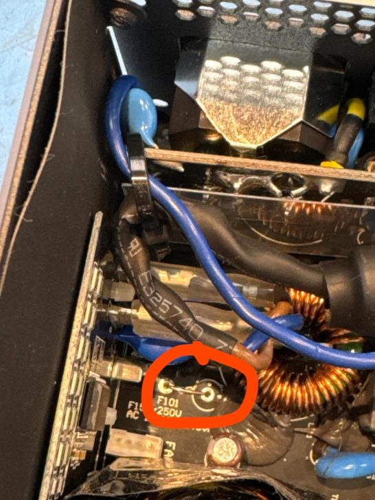 Un bloc d'alimentation ASUS ROG Strix retourné de RMA avec ses protocoles de sécurité contournés