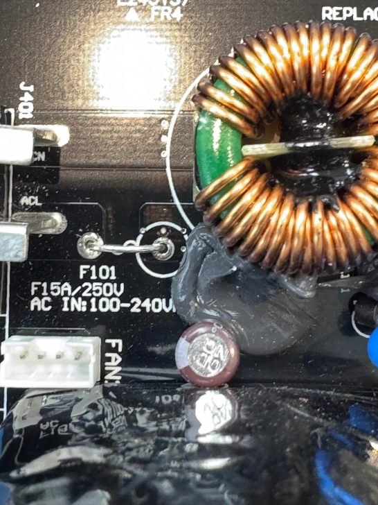 Un bloc d'alimentation ASUS ROG Strix retourné de RMA avec ses protocoles de sécurité contournés