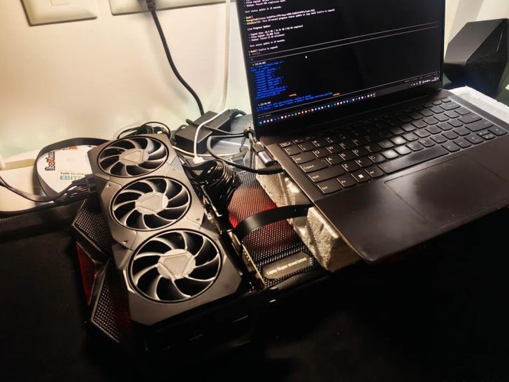 Un portable exécutant une interface de programmation, connecté à une carte graphique avec système de refroidissement à triple ventilateur, à côté d'équipements réseau.