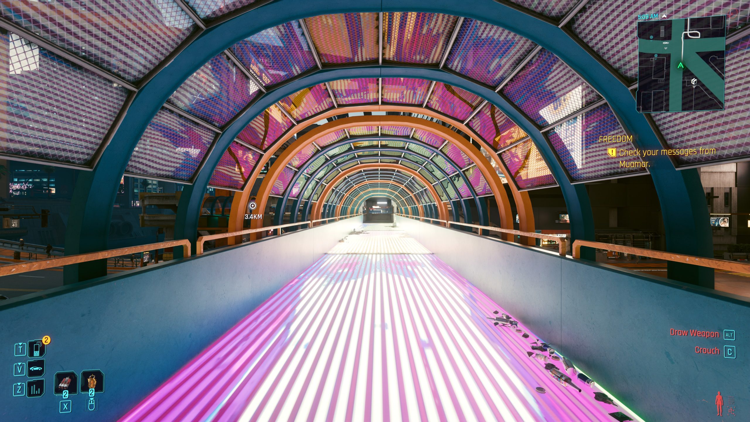 Tunnel piéton coloré dans Cyberpunk 2077.
