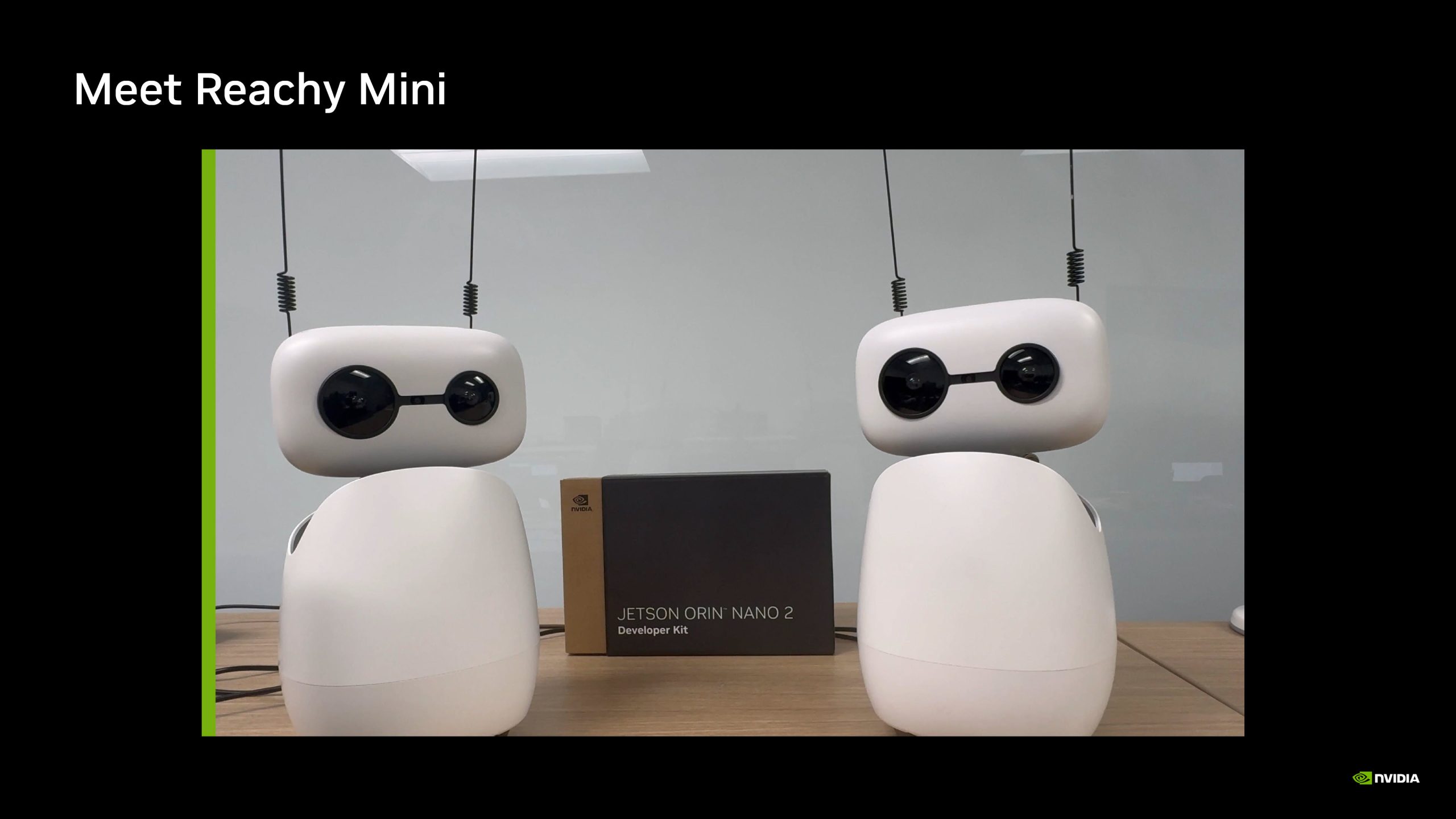 Deux robots blancs étiquetés 'Meet Reachy Mini' avec une boîte 'Jetson Orin Nano 2 Developer Kit' entre eux sur une table, avec le logo NVIDIA.
