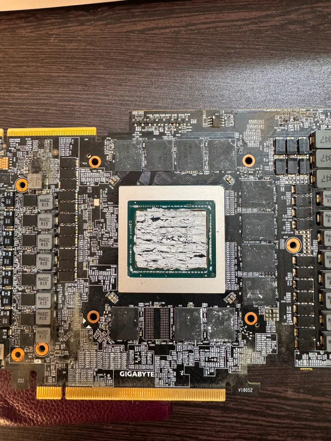 Carte graphique Gigabyte avec le chipset GPU et des résidus de pâte thermique visible.