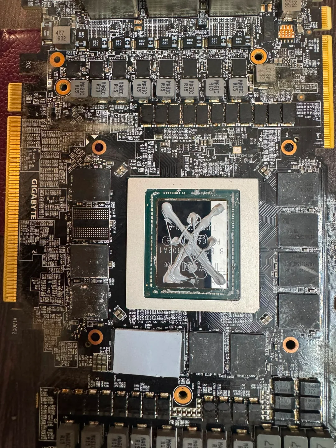 Carte graphique Gigabyte avec le chipset GPU et la nouvelle pâte thermique appliquée.