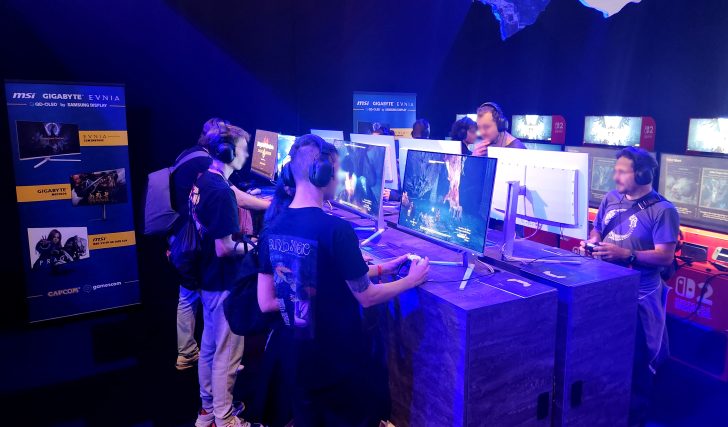 Des visiteurs jouent sur des moniteurs MSI et Gigabyte QD-OLED lors d'un événement gaming.