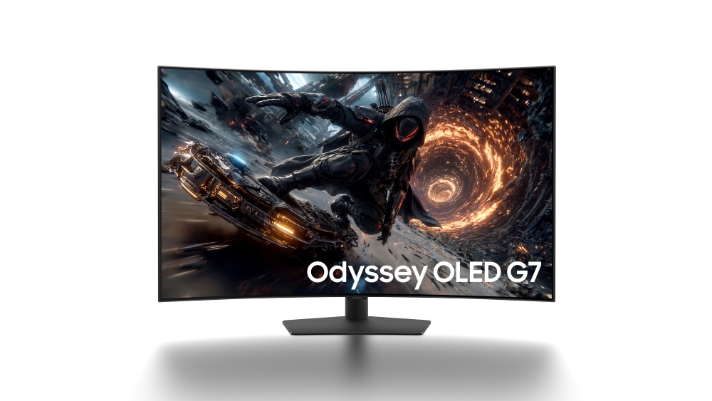 Un moniteur Samsung Odyssey OLED G7 affiche une scène de science-fiction dynamique avec un personnage sur un véhicule futuriste.