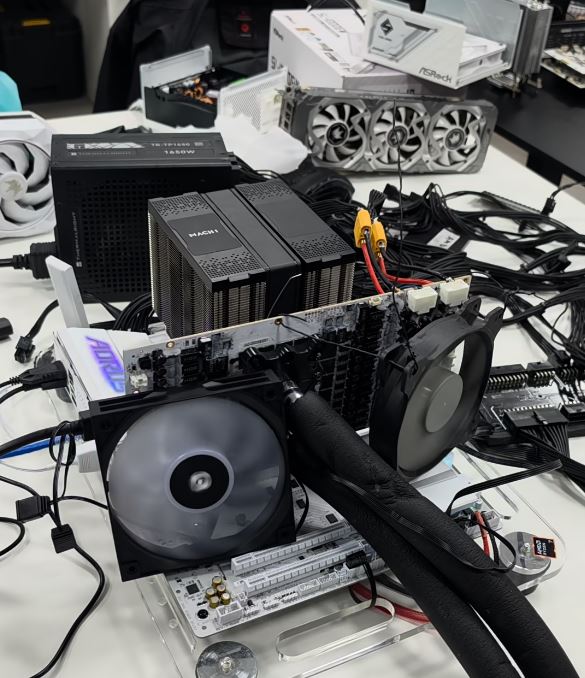 Un banc de test avec une carte mère Gigabyte, un système de refroidissement ouvert et une carte graphique arborant le logo GALAX, dans un environnement de laboratoire technologique.