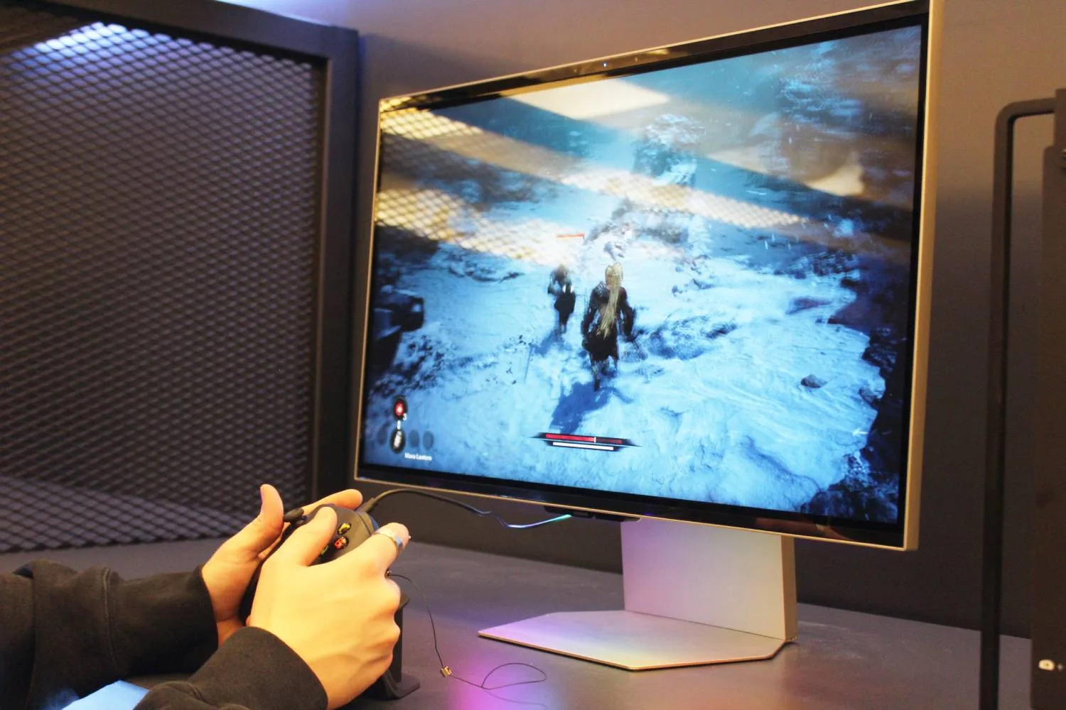 Quelqu'un joue à un jeu sur le moniteur Samsung Odyssey 3D.