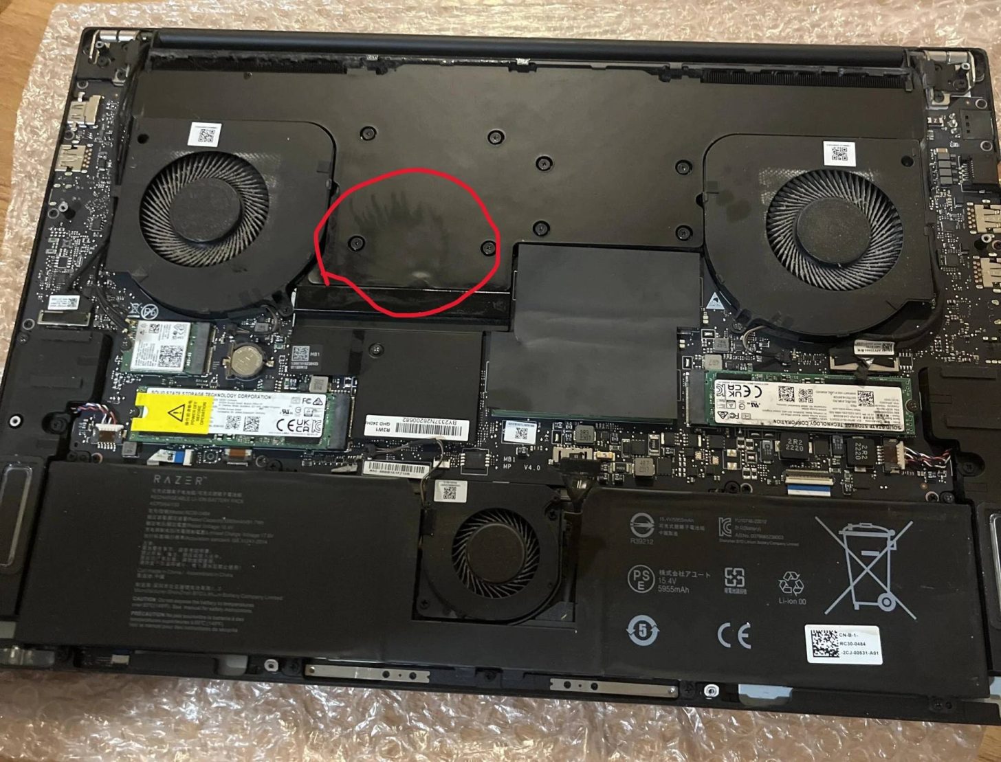 Un propriétaire de Razer Blade 18 montre comment sa chambre à vapeur est tombée en panne
