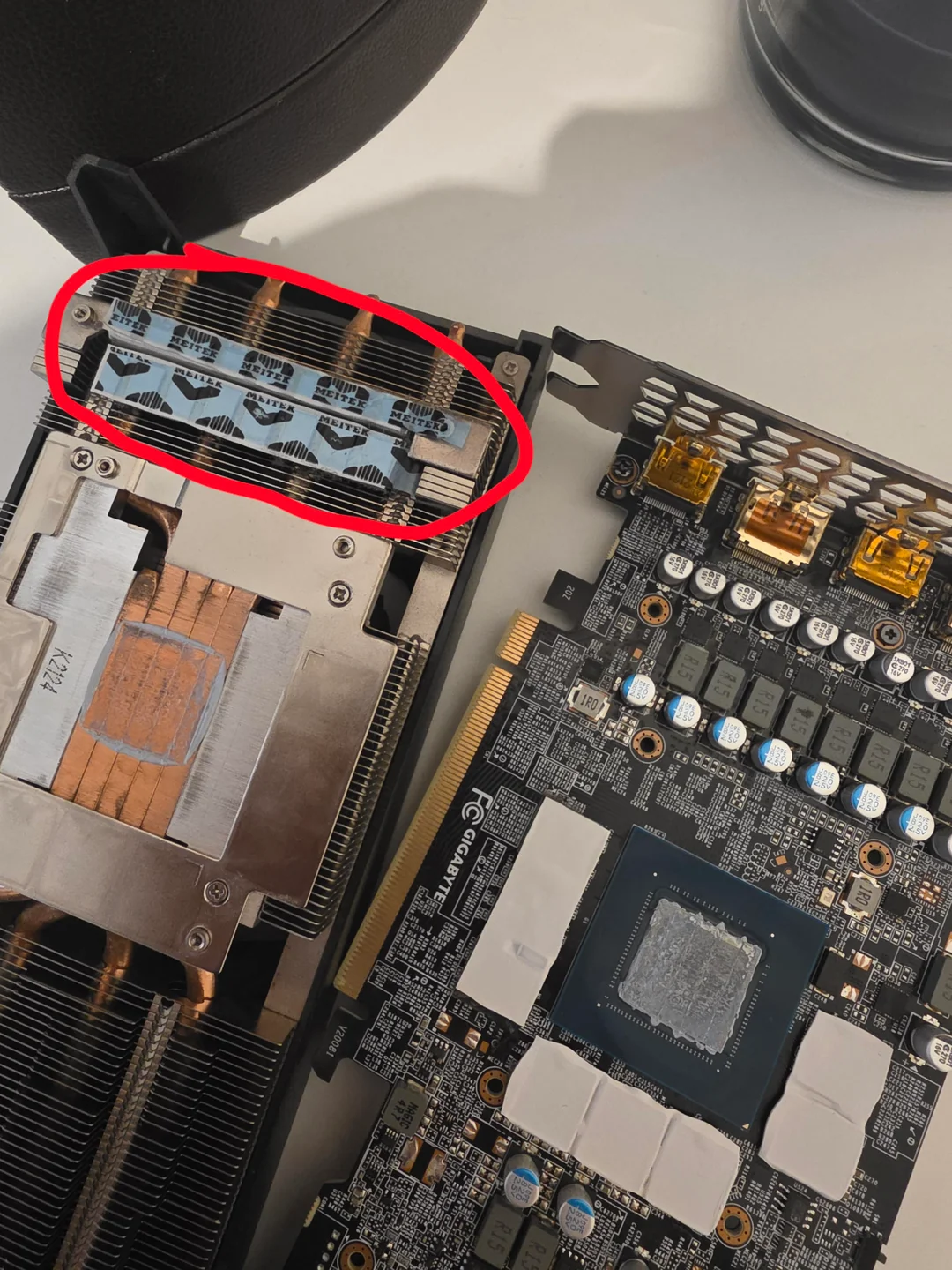 Une carte graphique Gigabyte démontrée avec son radiateur, portant la référence N1736.