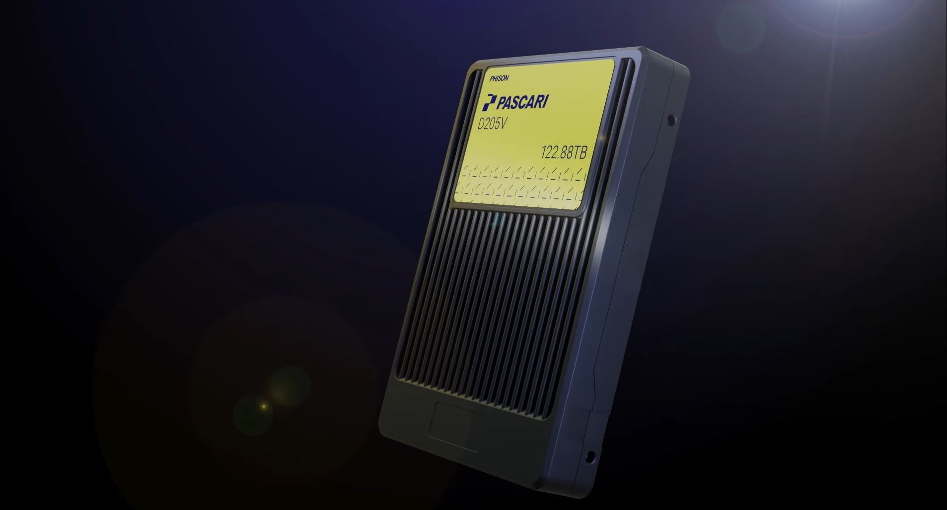 Un gros plan sur un disque Phison PASCAR D205V d'une capacité de 122,88 To sur fond sombre.