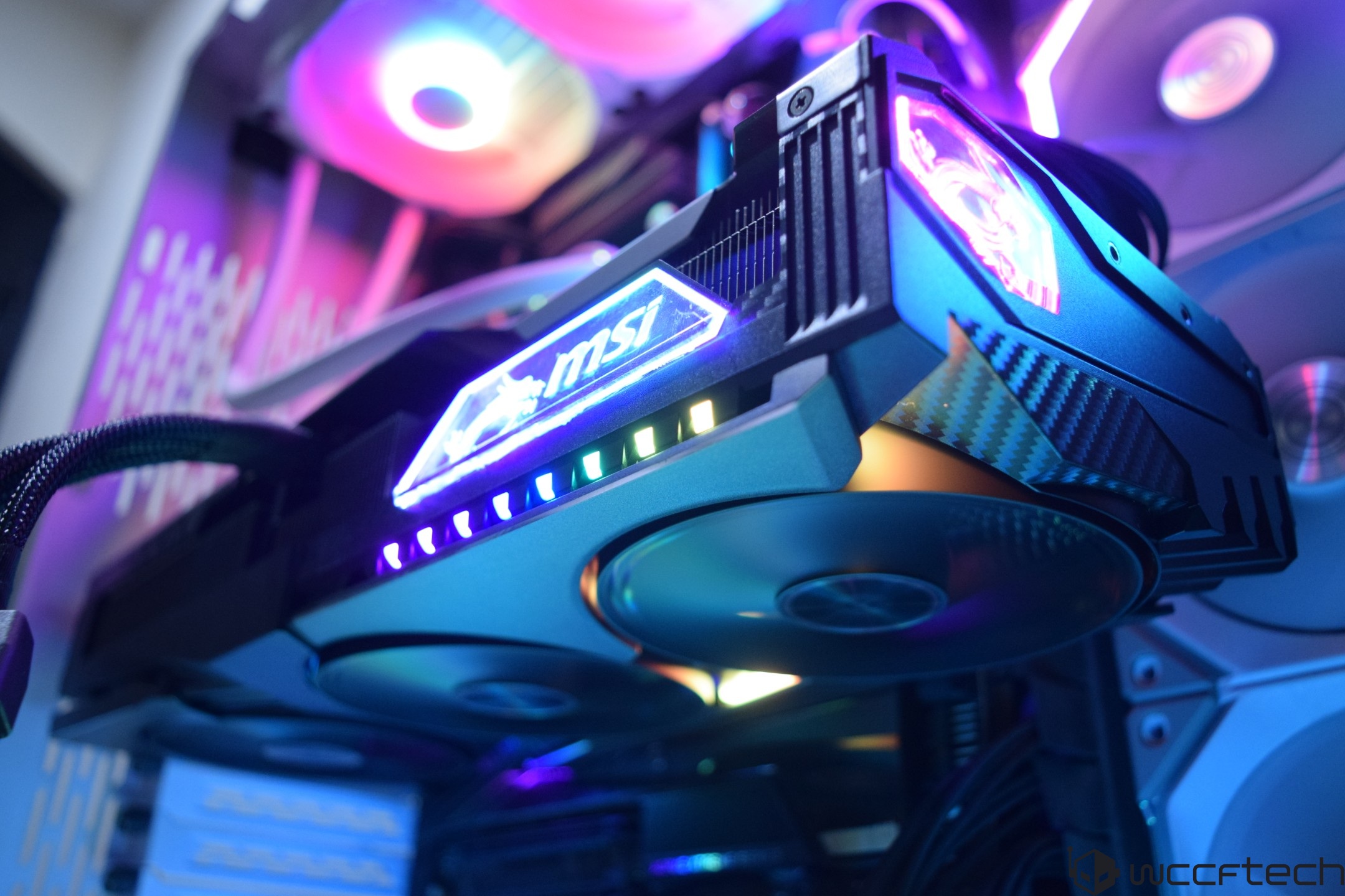 Carte graphique MSI avec éclairage RGB installée dans un PC de bureau.