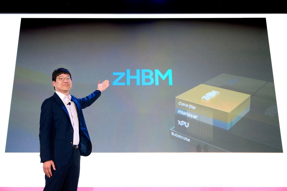 Un présentateur fait un geste vers un slide affichant 'zHBM' avec un diagramme intitulé Core Die, Interlayer, XPU et Substrate.