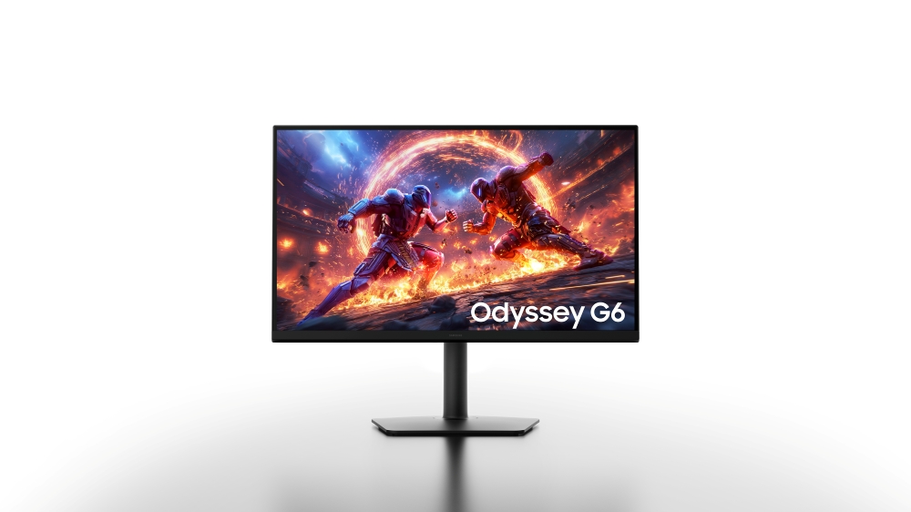 Un moniteur Samsung Odyssey G6 affichant une scène de combat futuriste entre deux guerriers dans un environnement enflammé.
