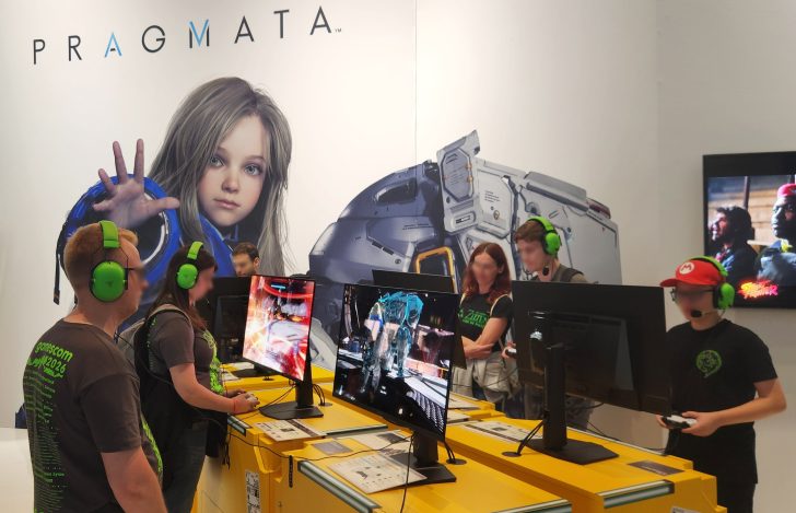 Des visiteurs testent des jeux sur des moniteurs QD-OLED au stand Capcom lors de la Gamescom 2026.