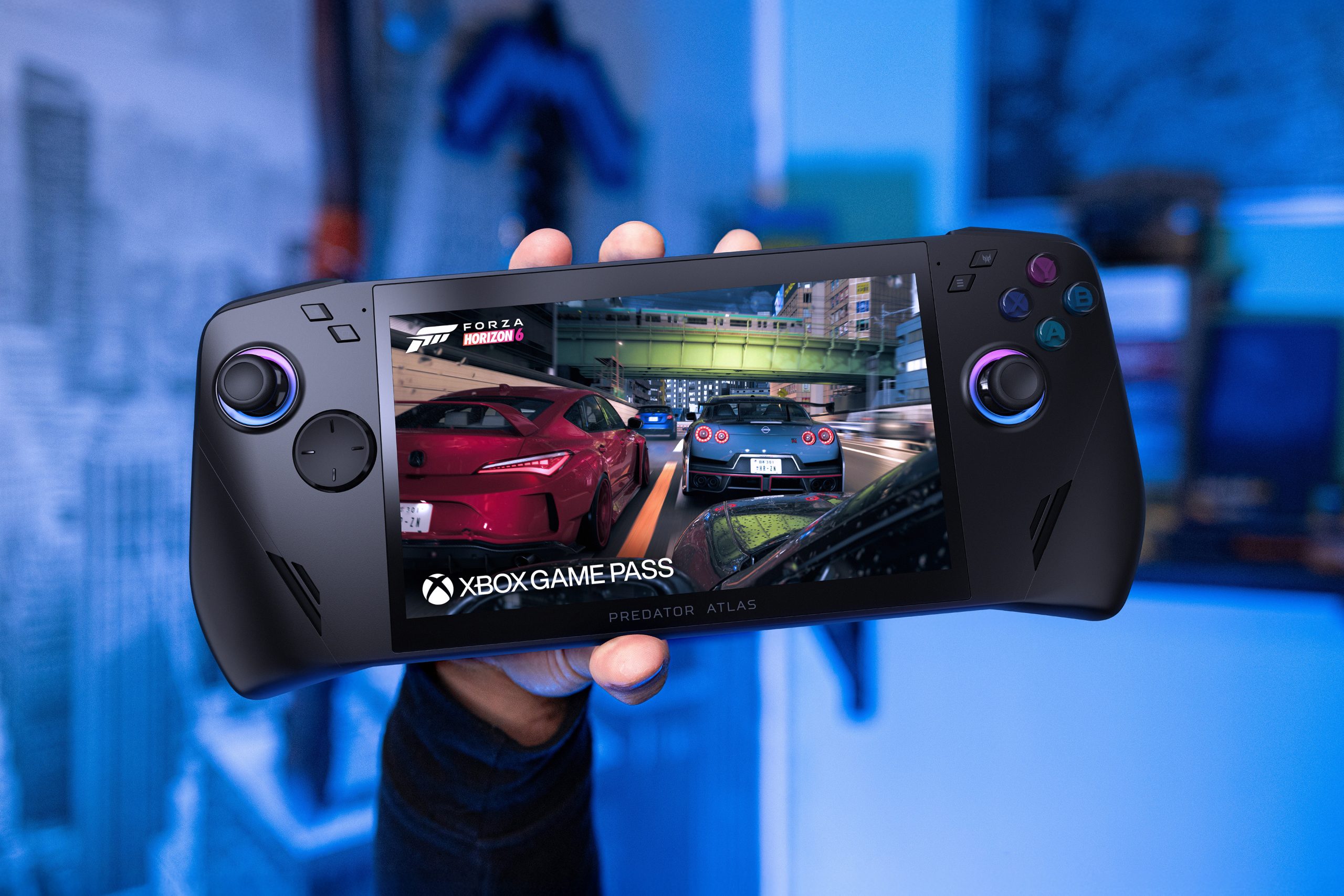 Une personne tenant le handheld Acer Predator Atlas affichant une partie de 'Forza Horizon 6' avec le logo Xbox Game Pass.
