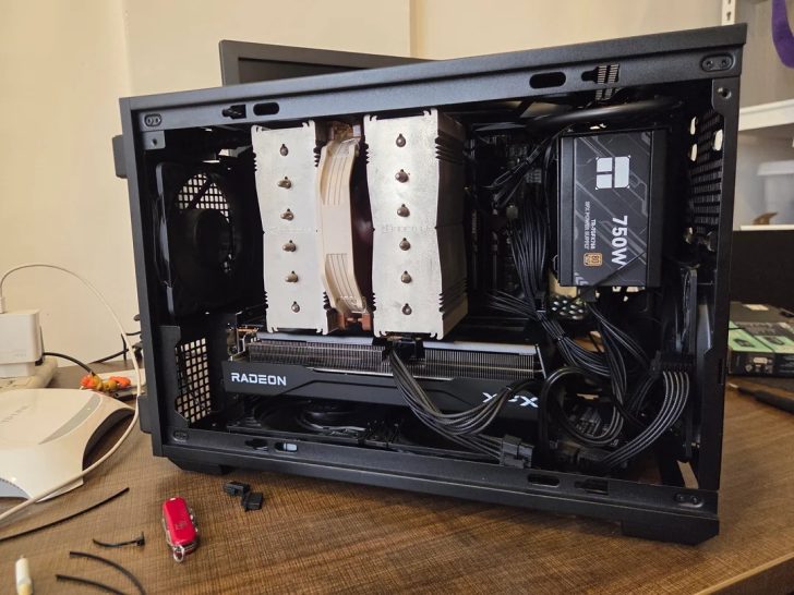 Un PC sur mesure avec une carte graphique XFX Radeon et une alimentation de 750W installée dans un boîtier.