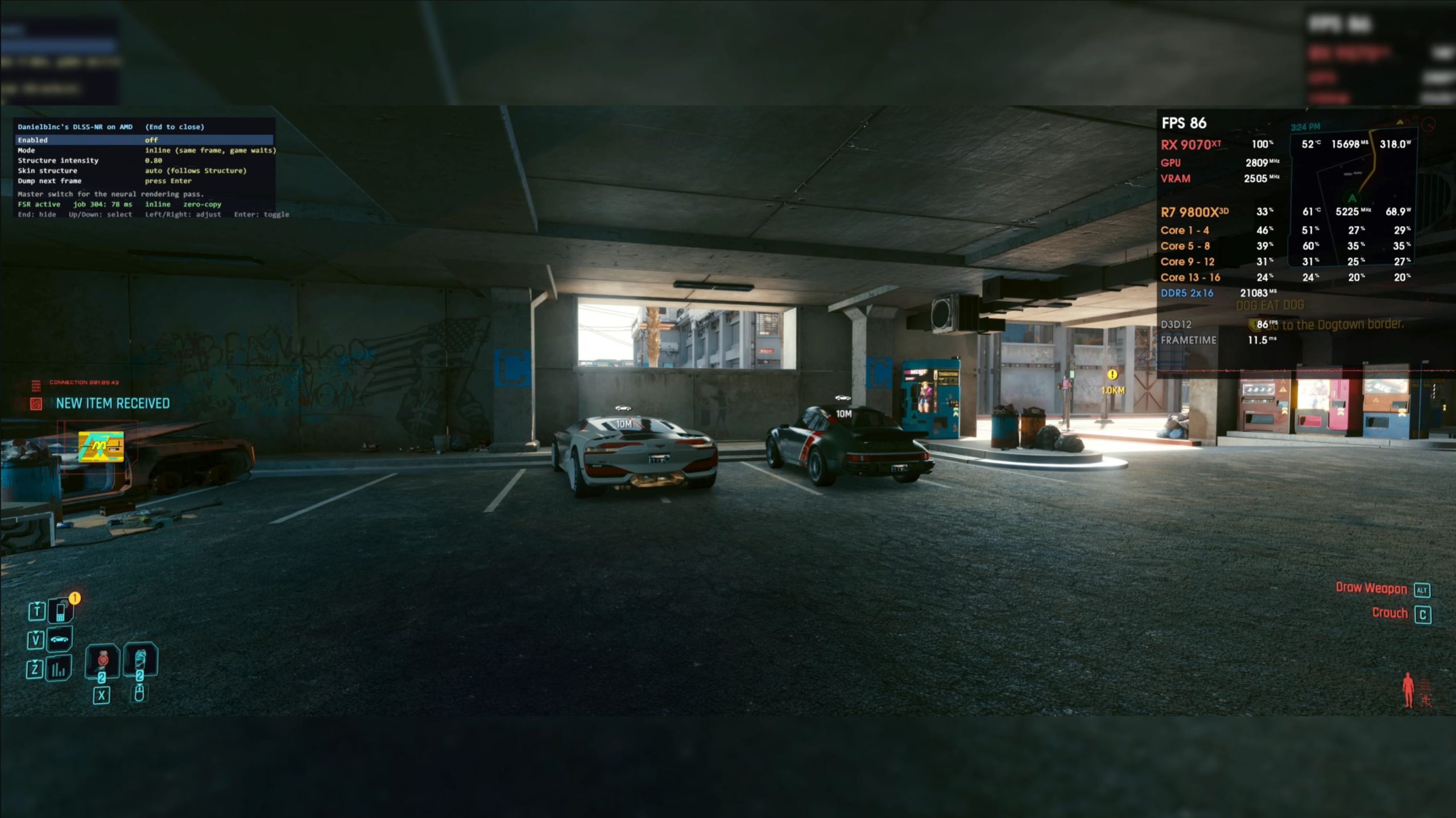 Capture d'écran de Cyberpunk 2077 montrant deux voitures dans un parking. L'overlay affiche 86 FPS et les composants utilisés : RX 7900 XT et R7 9800X3D.